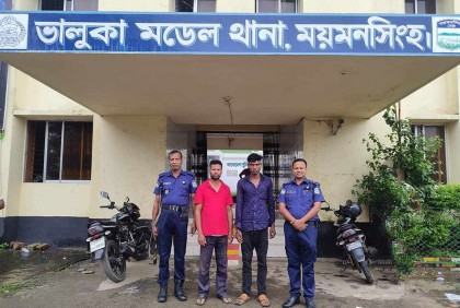 ভালুকায় ২২৪১ পিস ভারতীয় শাড়ীসহ আটক ২
