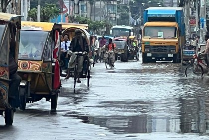 বরিশাল নগরীর রাস্তাঘাট এখনও পানির নিচে