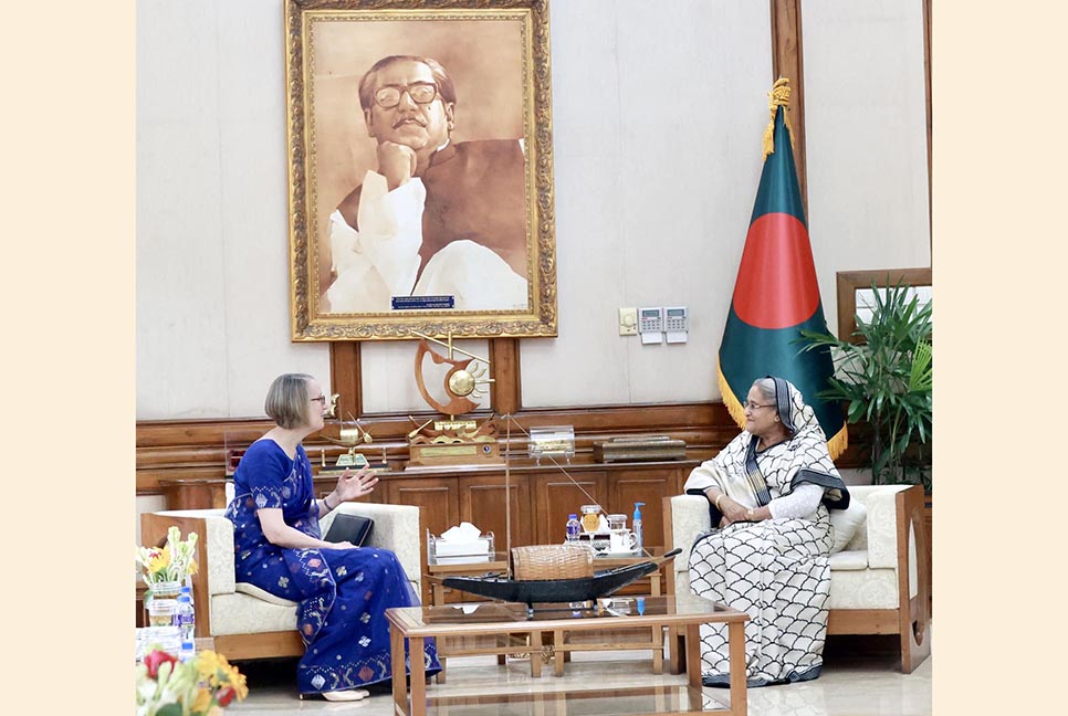 প্রধানমন্ত্রীর সঙ্গে যুক্তরাজ্যের নতুন হাইকমিশনারের সাক্ষাৎ

