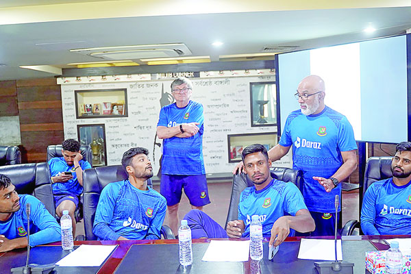 ওপেনিং নিয়েই যত ভাবনা