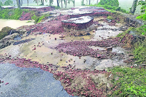 চট্টগ্রামে ক্ষতিগ্রস্ত সড়কে দুর্ভোগ