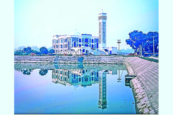 দৃষ্টিনন্দন মাদারগঞ্জ মডেল মসজিদ