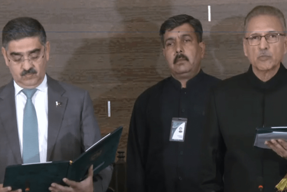 পাকিস্তানের তত্ত্বাবধায়ক প্রধানমন্ত্রী হিসেবে শপথ নিলেন আনোয়ারুল