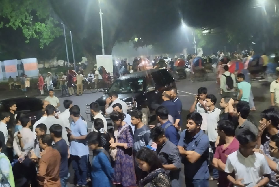 শিক্ষার্থীদের বাধায় বাসভবনে ঢোকা হলো না ঢাবি উপাচার্যের