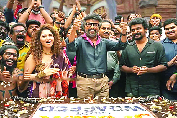 ৭৩ বছরেও অপ্রতিরোধ্য রজনীকান্ত