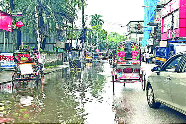 বরিশালে এখনো পানির নিচে প্রধান সড়কগুলো