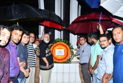 জাতির পিতার প্রতিকৃতিতে নোবিপ্রবির নবনিযুক্ত উপাচার্যের শ্রদ্ধা নিবেদন

