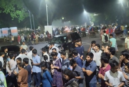 শিক্ষার্থীদের বাধায় বাসভবনে ঢোকা হলো না ঢাবি উপাচার্যের