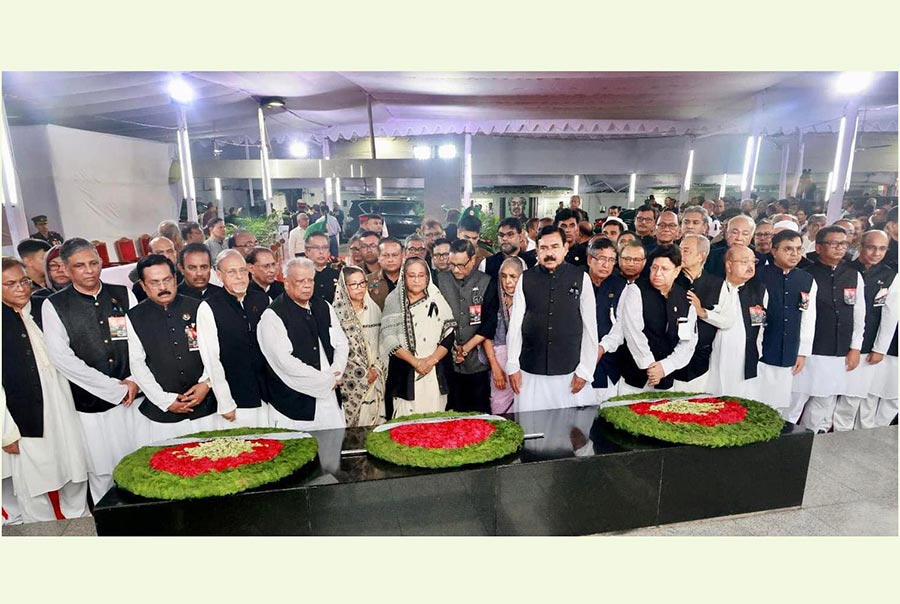 বঙ্গবন্ধুর প্রতিকৃতিতে আওয়ামী লীগের কেন্দ্রীয় নেতৃবৃন্দদের সঙ্গে নিয়ে প্রধানমন্ত্রীর শ্রদ্ধা