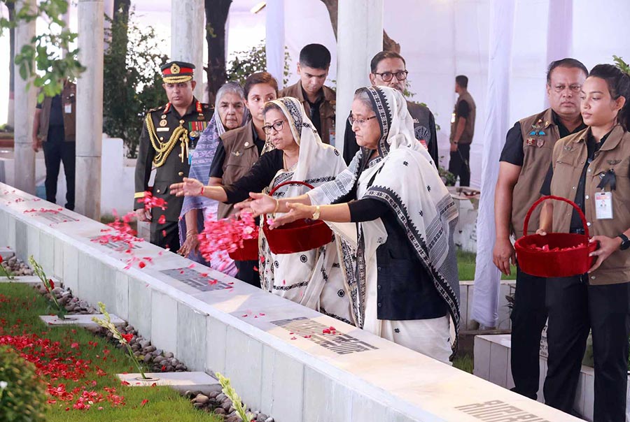 বনানীতে ১৫ আগস্টের শহীদদের প্রতি প্রধানমন্ত্রীর শ্রদ্ধা 