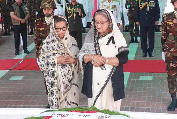 টুঙ্গিপাড়ায় বঙ্গবন্ধুর সমাধিতে প্রধানমন্ত্রীর শ্রদ্ধা 