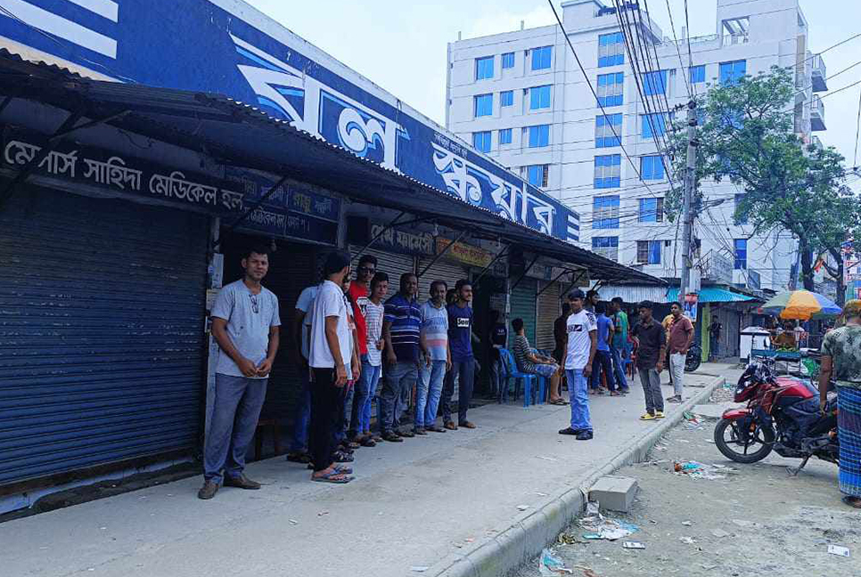 খুলনায় মেডিকেল শিক্ষার্থী-ব্যবসায়ী সংঘর্ষ, পাল্টাপাল্টি কর্মসূচিতে উত্তেজনা