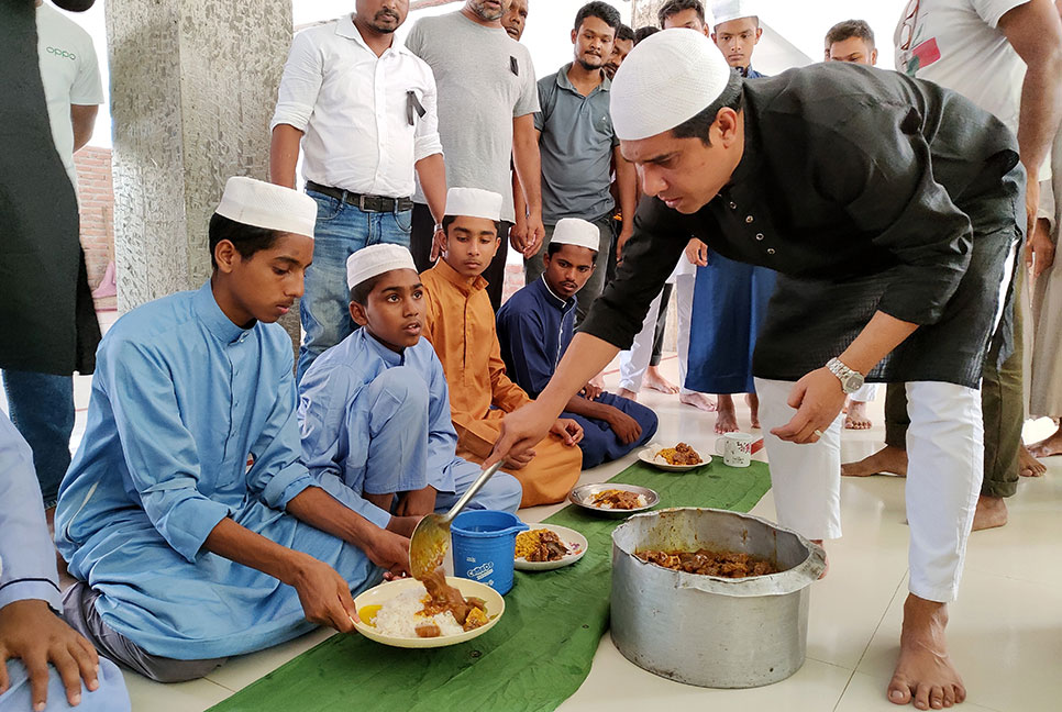 ঠাকুরগাঁওয়ে এতিম শিশুদের সাথে নিয়ে শোক দিবস পালন 