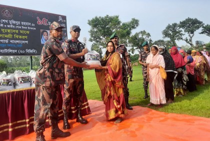 জয়পুরহাটে শোক দিবসে বিজিবির খাদ্য সামগ্রী বিতরণ