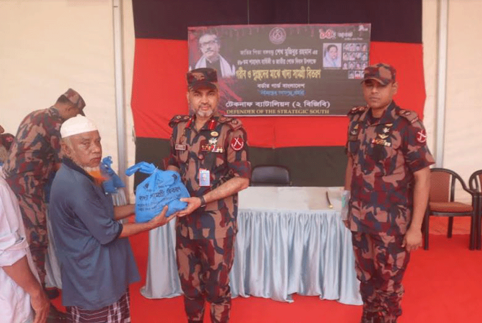 টেকনাফে দুস্থদের মাঝে খাদ্য সামগ্রী বিতরণ