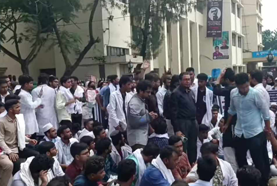খুলনায় শিক্ষার্থী-ব্যবসায়ী দ্বন্দ্বের অবসান হয়নি, বিপাকে রোগীরা