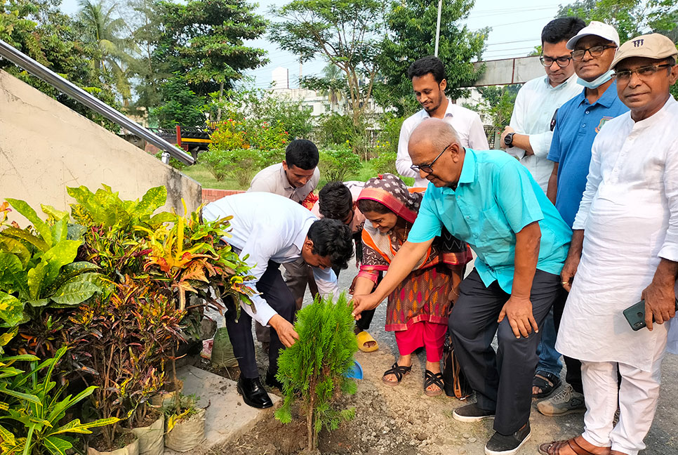 গোপালগঞ্জ জেলা শিল্পকলা একাডেমিতে বৃক্ষরোপণের উদ্বোধন