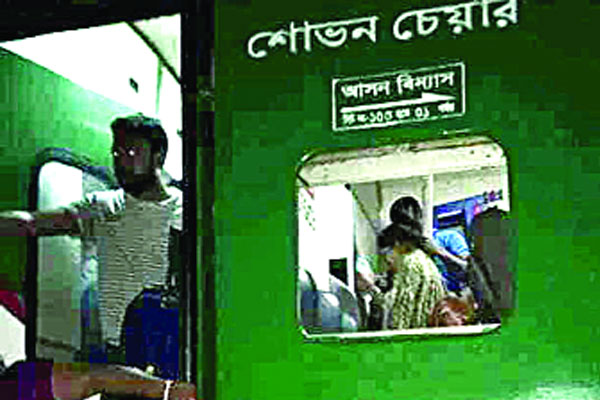 ট্রেনে ডাকাতির অভিযোগে আরও চারজন গ্রেফতার