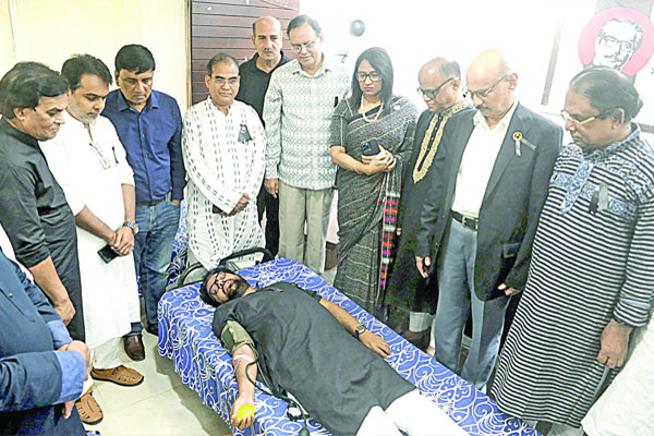 বঙ্গবন্ধুর প্রতিকৃতিতে জাতীয় প্রেস ক্লাবের শ্রদ্ধা, রক্তদান