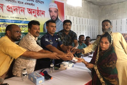 সিরাজগঞ্জে মৃত শ্রমিকের পরিবারের মাঝে অর্থ বিতরণ