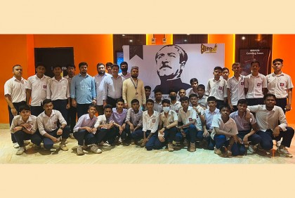 'মাইক’ সিনেমা দেখতে স্টার সিনেপ্লেক্সে শিক্ষার্থীদের ভিড়

