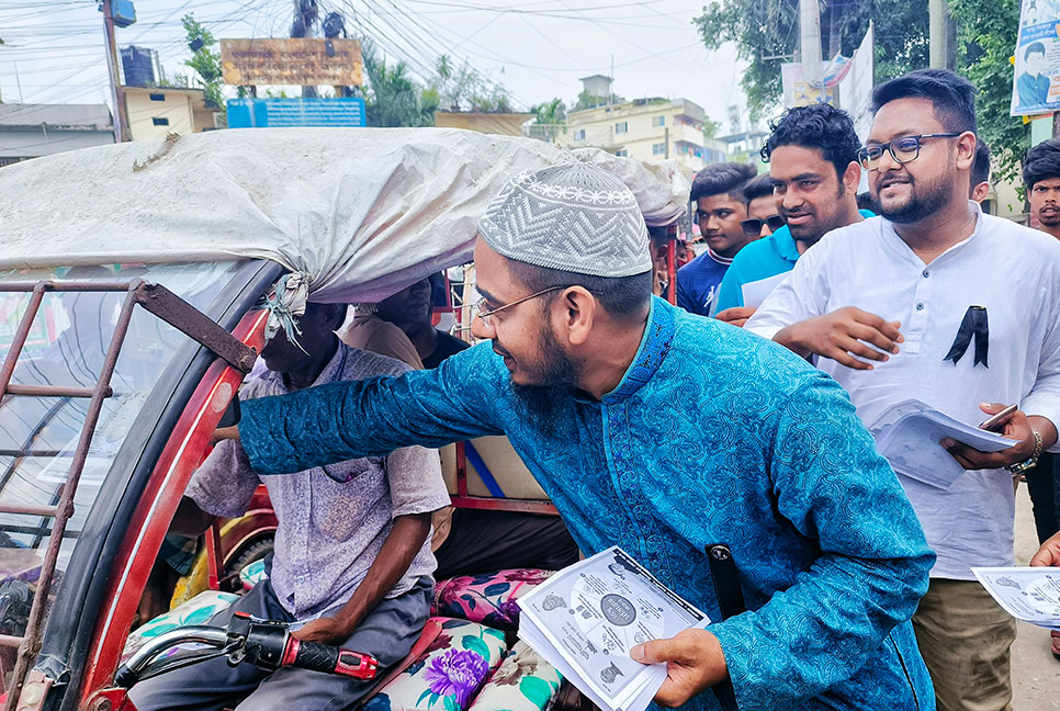 
ডেঙ্গু প্রতিরোধে দিনাজপুরে সচেতনতামূলক
লিফলেট বিতরণ