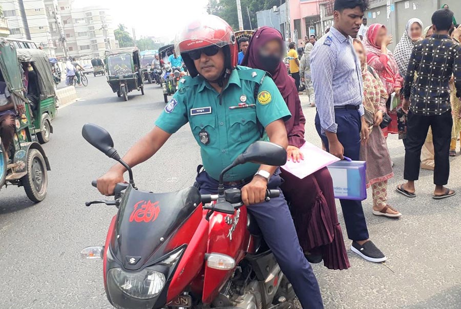 কেন্দ্র ভুল করা পরীক্ষার্থীকে পৌঁছে দিল পুলিশ