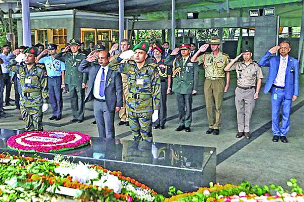 বঙ্গবন্ধুর প্রতিকৃতিতে সামরিক উপদেষ্টাদের শ্রদ্ধা