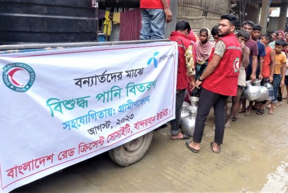 বন্যাদুর্গত ১০ হাজার পরিবারের পাশে গ্রামীণফোন

