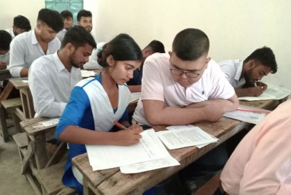 শ্রুতি লেখক দিয়ে এইচএসসি পরীক্ষা দিচ্ছে অন্ধ অরিত্র