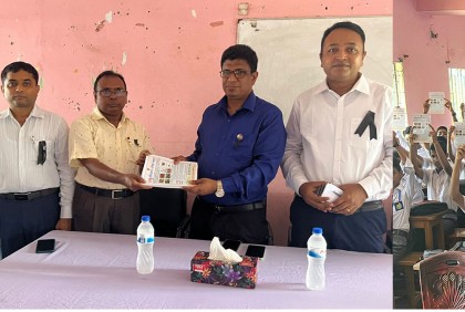 
বরিশালে ডেঙ্গু প্রতিরোধে লিফলেট বিতরণ 