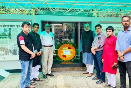 ধানমন্ডির ৩২ নম্বরে জাতির পিতার প্রতিকৃতিতে নোবিপ্রবি উপাচার্যের শ্রদ্ধা নিবেদন