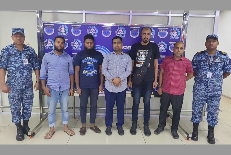শাহজালালে ৩৭ ভরি স্বর্ণসহ আটক ৫

