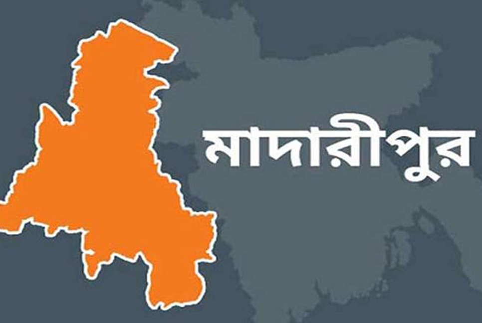 পরকীয়ার অপবাদ দিয়ে প্রবাসীর স্ত্রীসহ তিনজনকে পিটিয়ে আহত