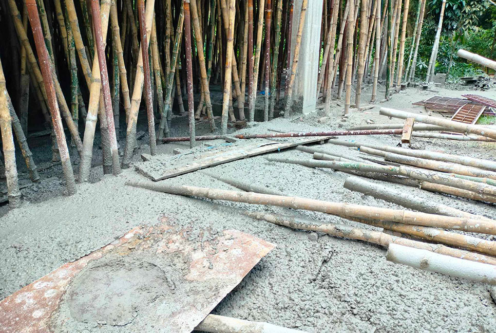 জাবিতে নির্মাণাধীন মসজিদের ছাদ ধস, কাজের মান নিয়ে প্রশ্ন