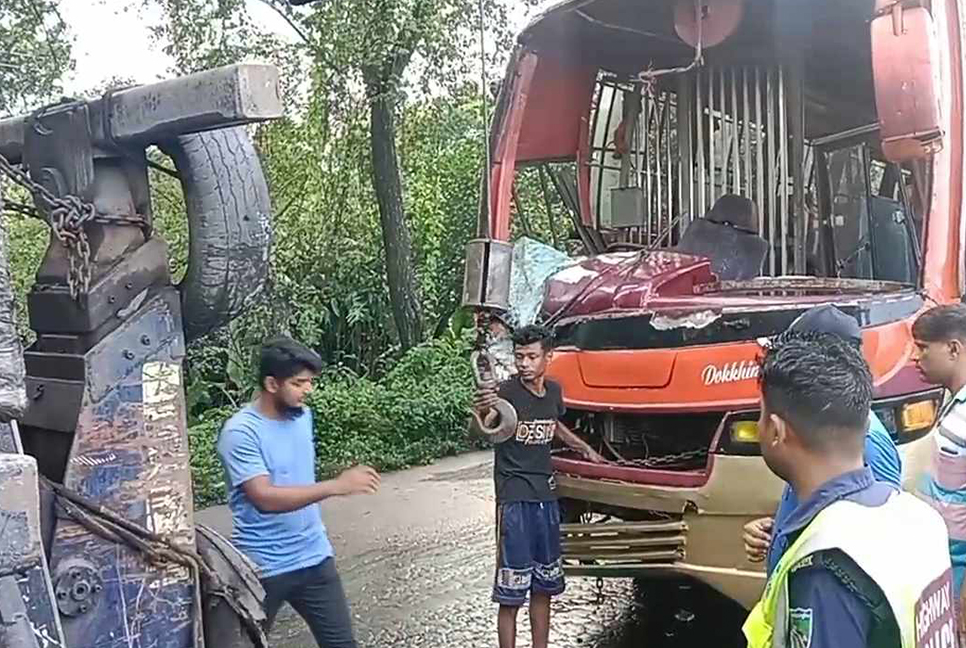 ঢাকা-বরিশাল মহাসড়কে দুই বাসের মুখোমুখি সংঘর্ষে আহত ২৫