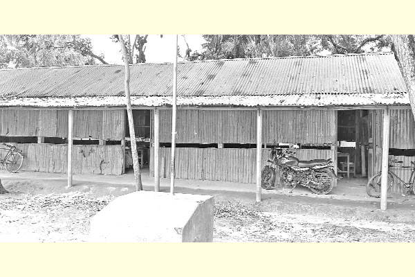 ভাঙা টিনের চালা ও মাটির ক্লাস রুমে পাঠদান