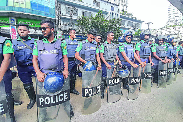 বায়তুল মোকাররমের সামনে মিছিল, সতর্ক ছিল পুলিশ