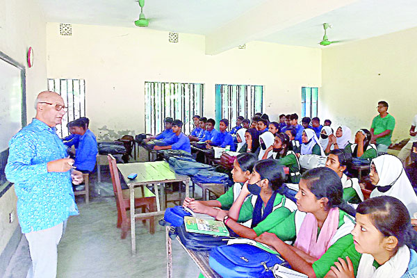 শৈশবের স্কুলে পড়ান বাকৃবির সাবেক উপাচার্য