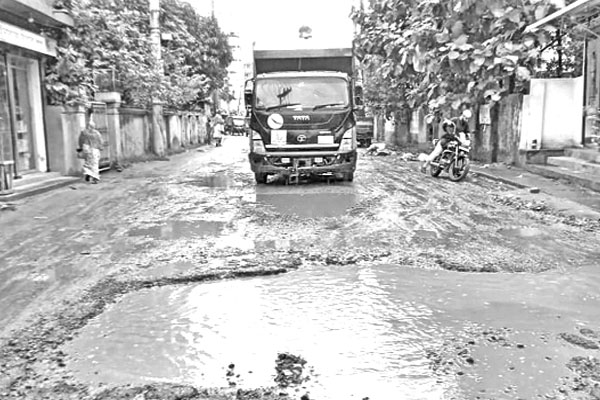 চাঁদপুর পৌরবাসীর গলার কাঁটা ভাঙা সড়ক