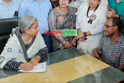 নিজেই রোগী দেখে ব্যবস্থাপত্র দিলেন শিক্ষামন্ত্রী 
