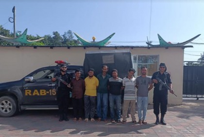 টেকনাফের গহীন পাহাড়ে অস্ত্র তৈরির কারখানা, গ্রেফতার ৬