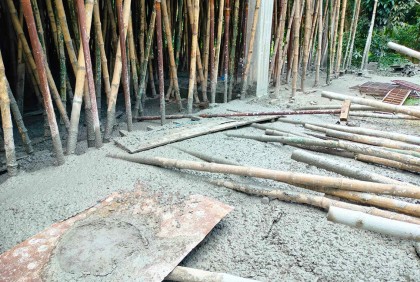 জাবিতে নির্মাণাধীন মসজিদের ছাদ ধস, কাজের মান নিয়ে প্রশ্ন