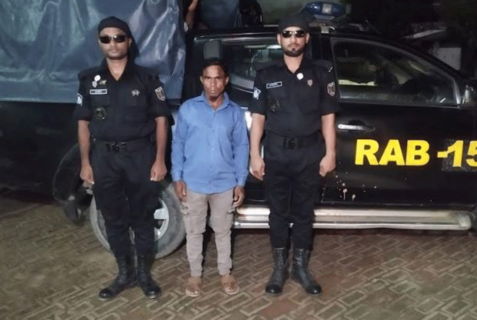 টেকনাফে র‍্যাবের অভিযানে পরোয়ানাভুক্ত আসামি গ্রেফতার