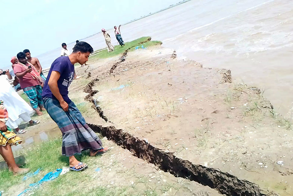 চরভদ্রাসনে আবারও নদী ভাঙন