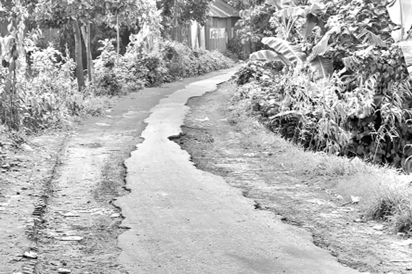 ভুল রাস্তা খোঁড়ায় দুর্ভোগ