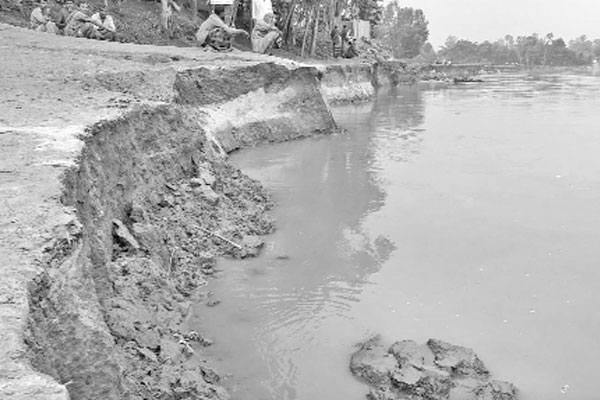 নদী গিলছে জমি ঘরবাড়ি