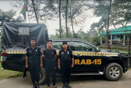 টেকনাফে বিপুল পরিমাণ মদ-বিয়ারসহ আটক ১