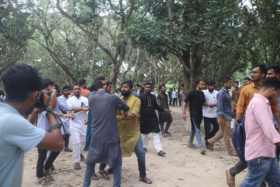 অনুষ্ঠানে ইবি ছাত্রলীগের মারামারি