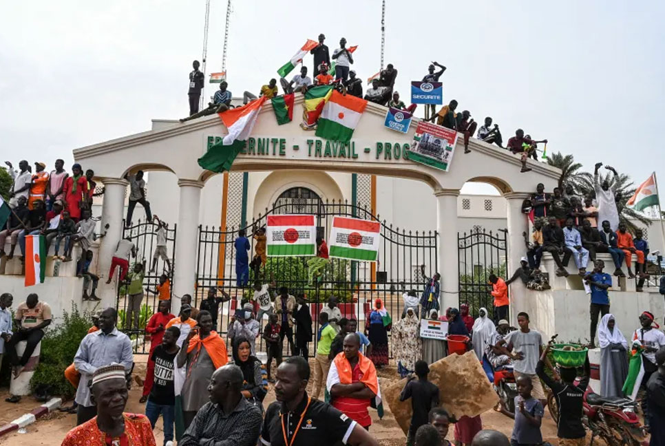 ইকোওয়াসের সম্ভাব্য সামরিক পদক্ষেপের বিরুদ্ধে নাইজারে অভ্যুত্থান সমর্থকদের বিক্ষোভ মিছিল